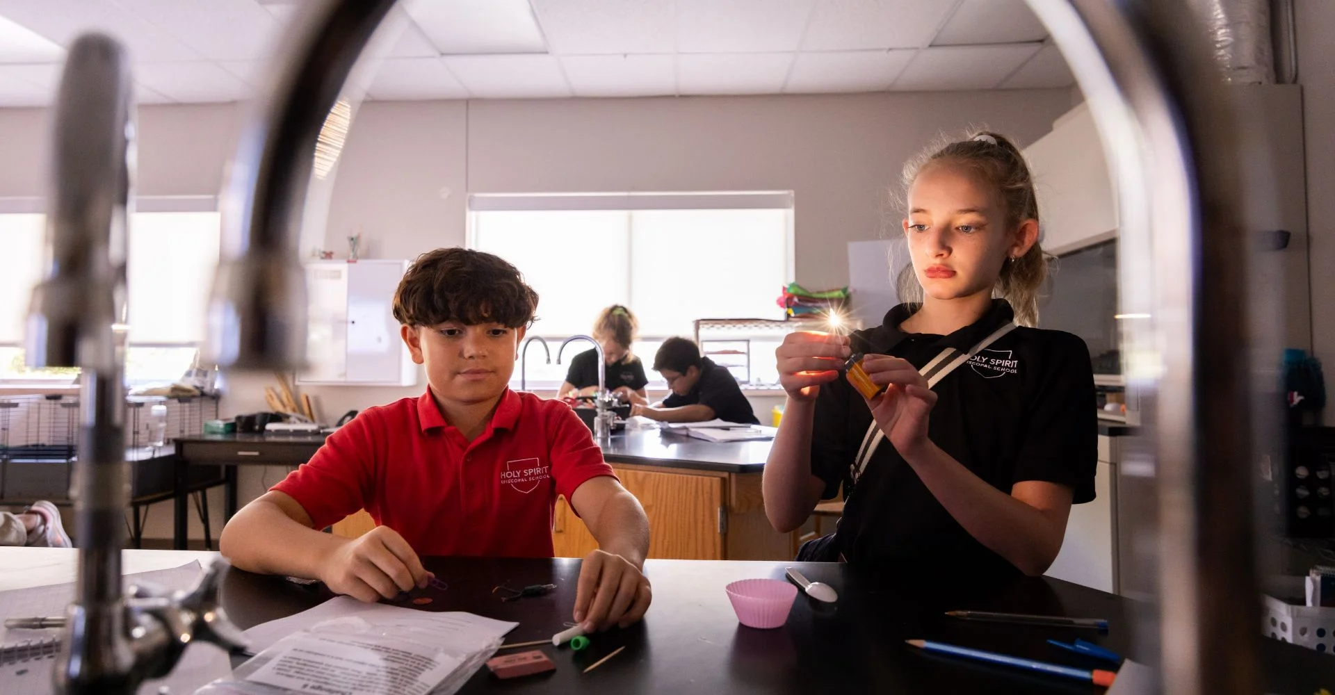 2 students at a lab table